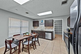 7900 Rosenberry Dr in Austin, TX - Building Photo - Building Photo