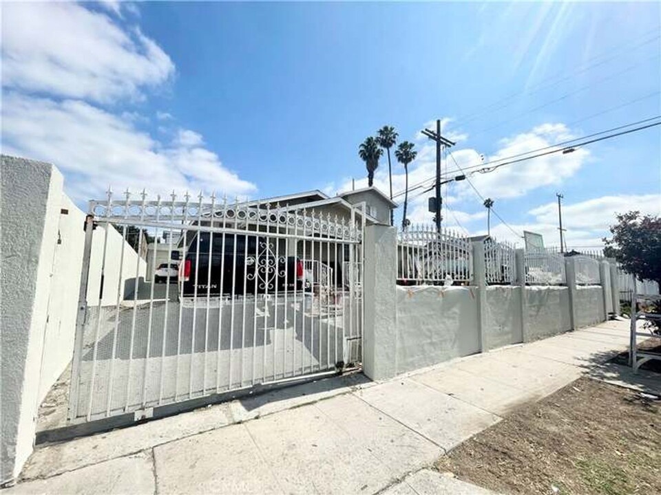 729 3/4-519 W 76th St in Los Angeles, CA - Building Photo