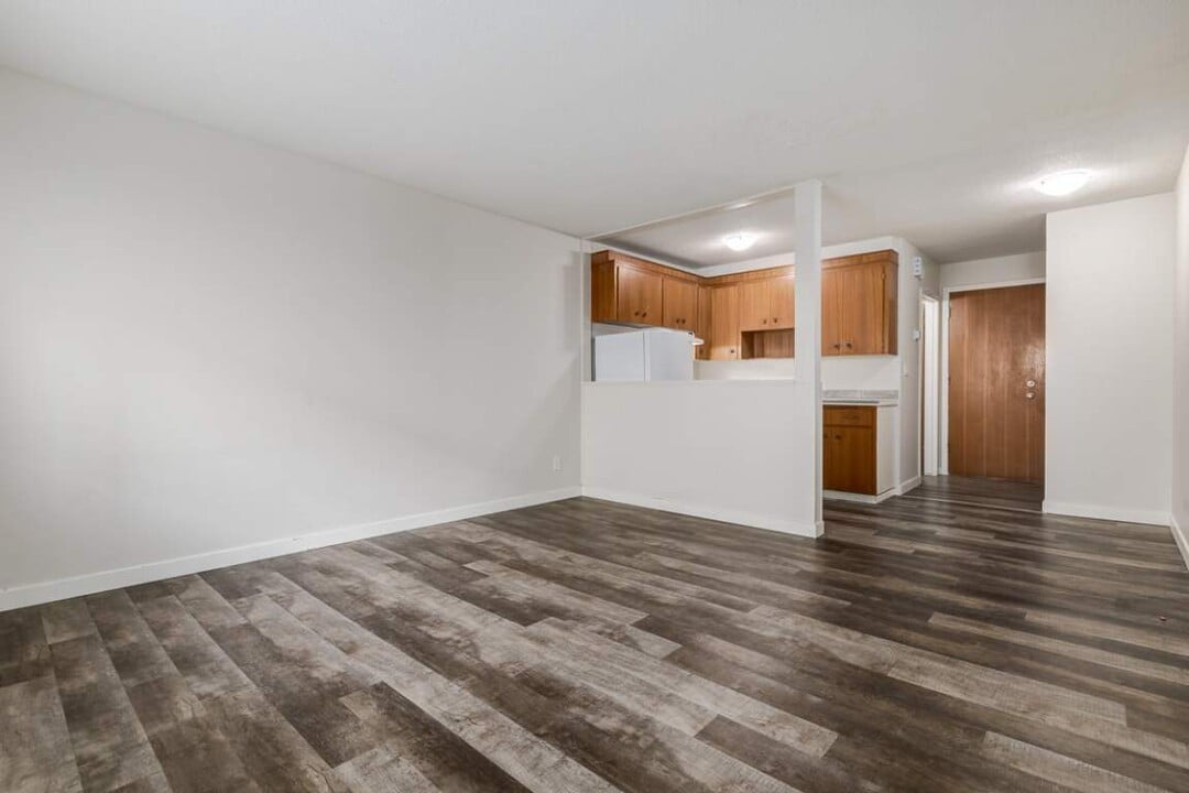 Angus Lodge in Regina, SK - Building Photo