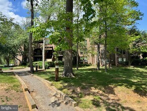 11200 Chestnut Grove Square in Reston, VA - Building Photo - Building Photo
