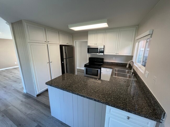 17131 W Bernardo Dr, Unit 102 in San Diego, CA - Foto de edificio - Building Photo