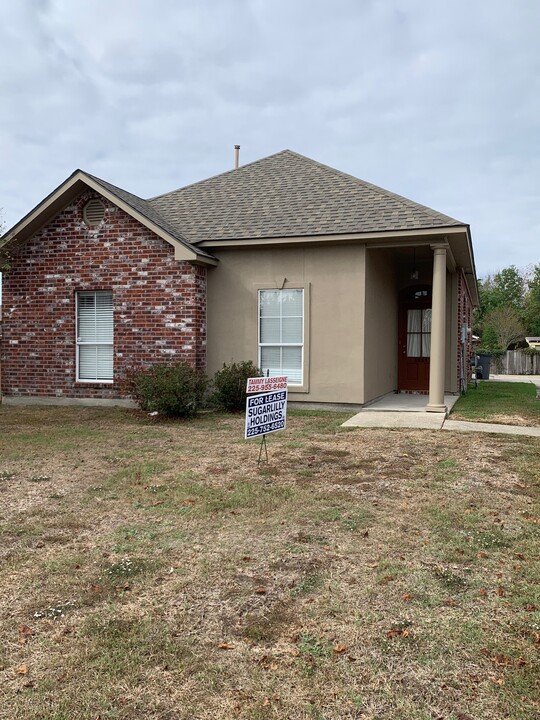 5698 Ducros Dr in Baton Rouge, LA - Foto de edificio