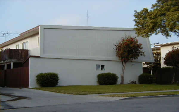 766 Shalimar Dr. in Costa Mesa, CA - Foto de edificio - Building Photo