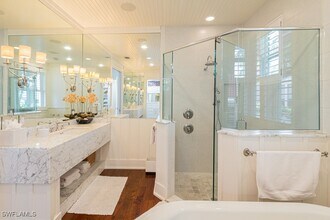 245 Broad Ave S in Naples, FL - Foto de edificio - Building Photo