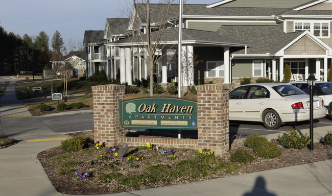 Oakhaven Apartments in Hendersonville, NC - Foto de edificio - Building Photo