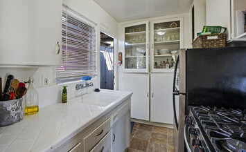 4274-4276 Gresham St in San Diego, CA - Building Photo - Interior Photo