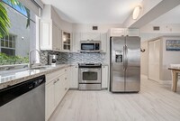 1532 Drexel Ave, Unit # 202 in Miami Beach, FL - Foto de edificio - Building Photo