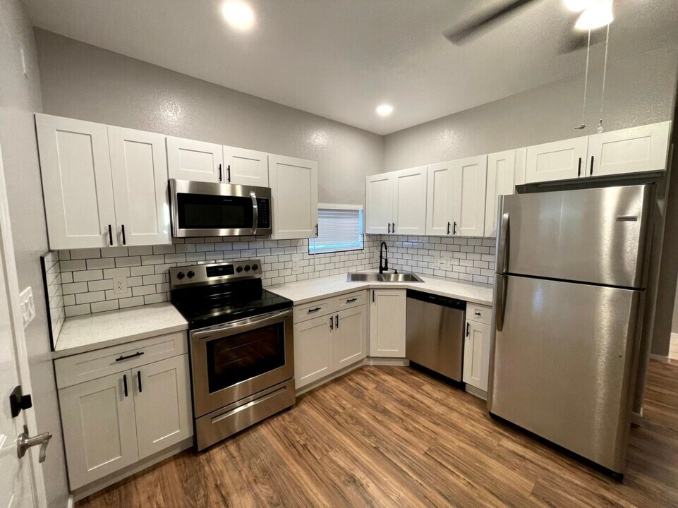 1436 E Cinnabar Ave, Unit B in Phoenix, AZ - Building Photo