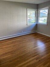 11 Brierway Dr, Unit B - Right in Worcester, MA - Foto de edificio - Building Photo