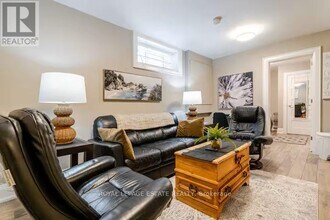 30 Rhydwen Ave in Toronto, ON - Building Photo - Building Photo