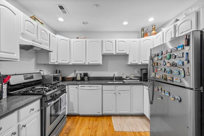 320 W Broadway in Boston, MA - Building Photo - Building Photo