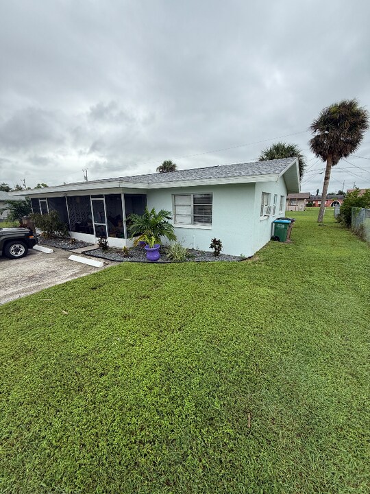 704 SE 46th Ter in Cape Coral, FL - Building Photo