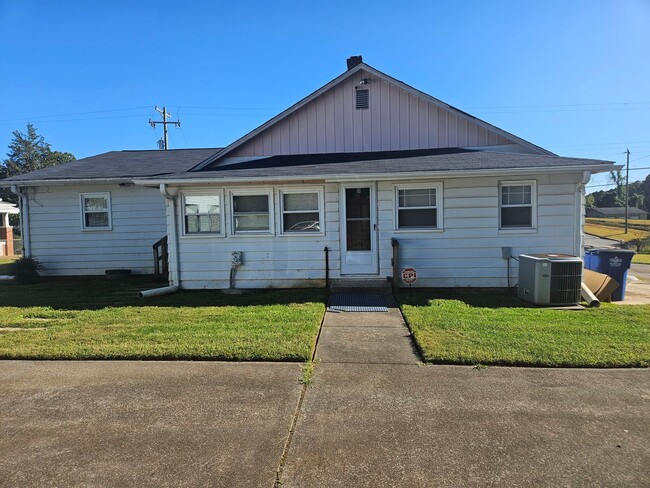 1580 Bethania-Rural Hall Rd in Winston-Salem, NC - Building Photo - Building Photo