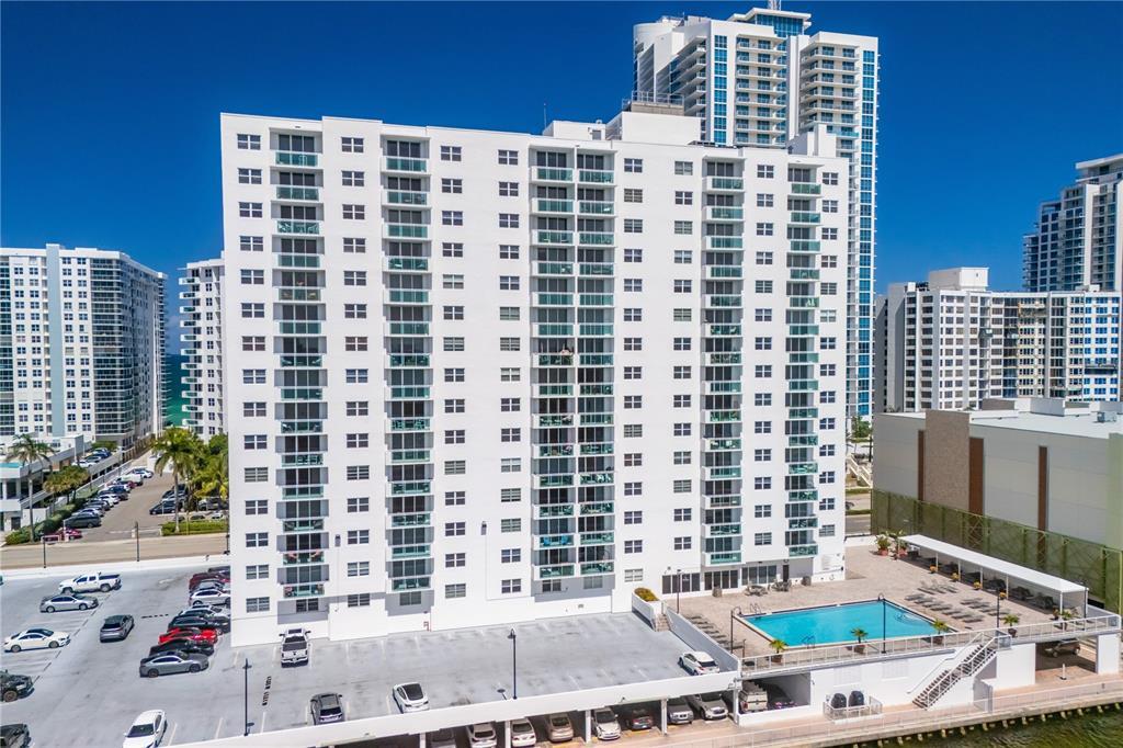 3000 S Ocean Dr, Unit 1414 in Hollywood, FL - Building Photo
