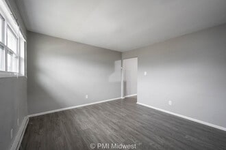 821 Iowa St in Indianapolis, IN - Foto de edificio - Building Photo