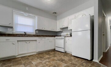 5747 N 93rd St in Milwaukee, WI - Building Photo - Building Photo