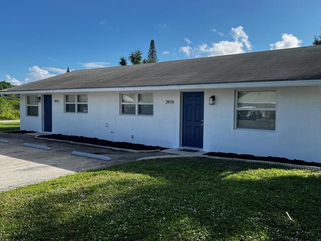 3914 Hernden Dr in Lake Worth, FL - Building Photo - Building Photo