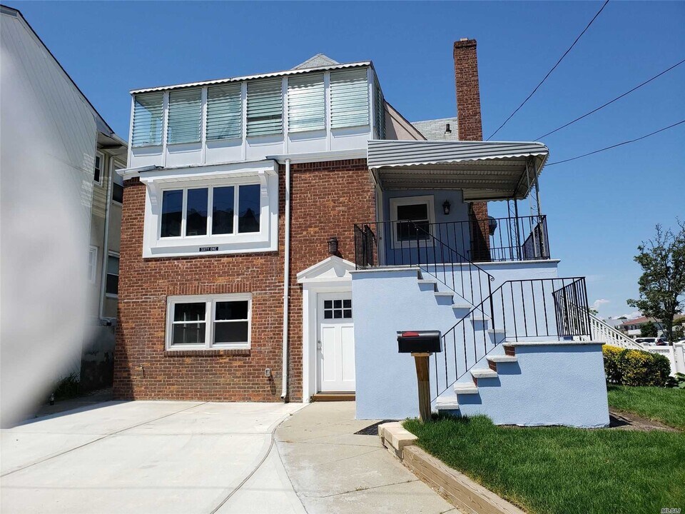 61 Roosevelt Blvd-Unit -lower in Long Beach, NY - Building Photo