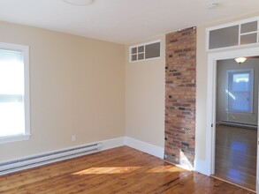 22 Pembroke St, Unit 1 BED 1 BATH VERY CLEAN in Chelsea, MA - Building Photo - Building Photo