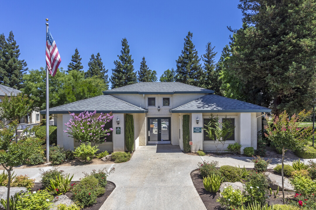 HYDE PARK in Fresno, CA - Building Photo