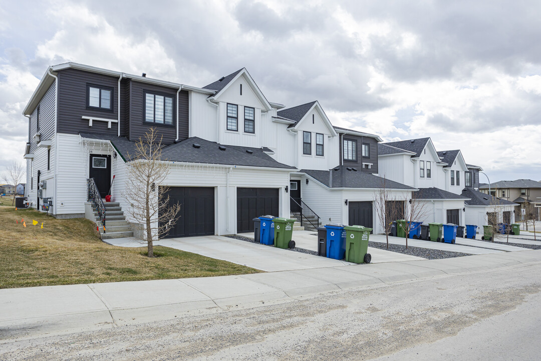 28 Heritage Rise in Cochrane, AB - Building Photo