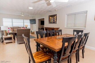688 106th Ave N in Naples, FL - Foto de edificio - Building Photo