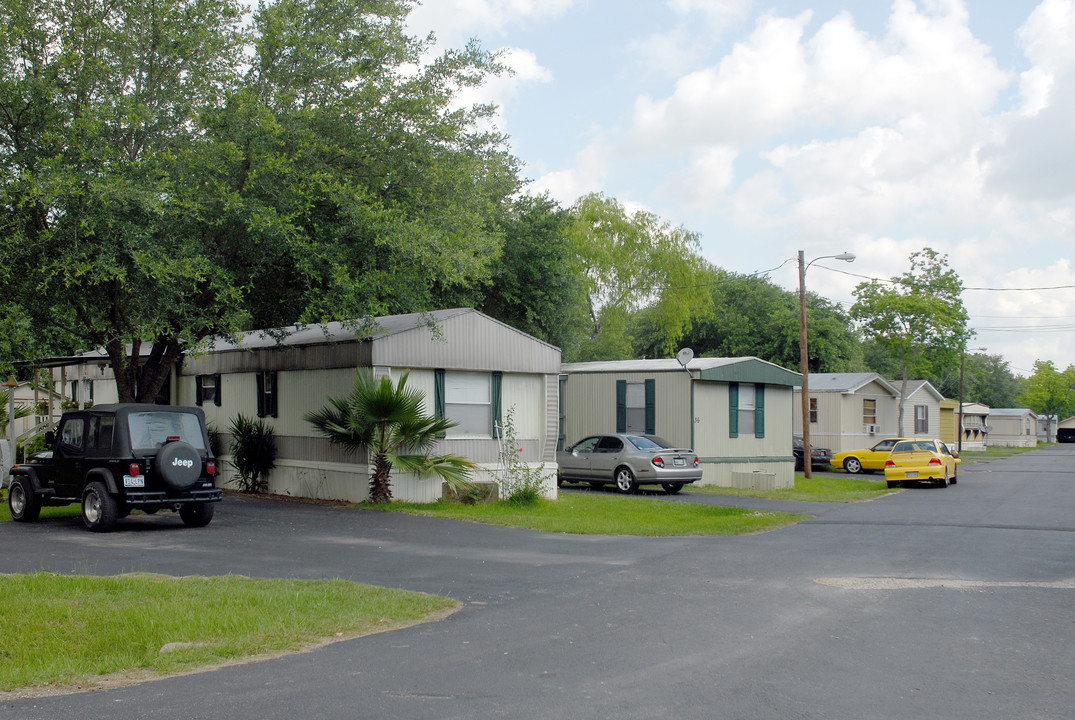 500 Carrell St in Tomball, TX - Building Photo