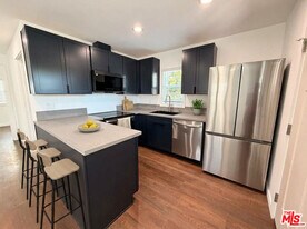 818 N Harper Ave in Los Angeles, CA - Building Photo