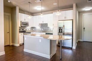 801 S Bishop Ave in Dallas, TX - Building Photo