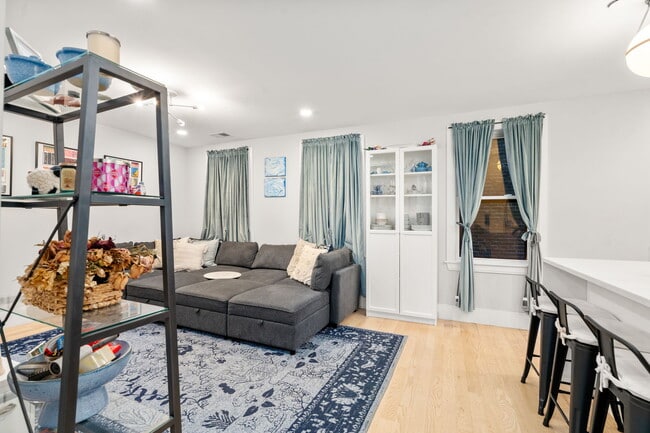 10 Lamson Ct, Unit 2 in Boston, MA - Building Photo - Building Photo