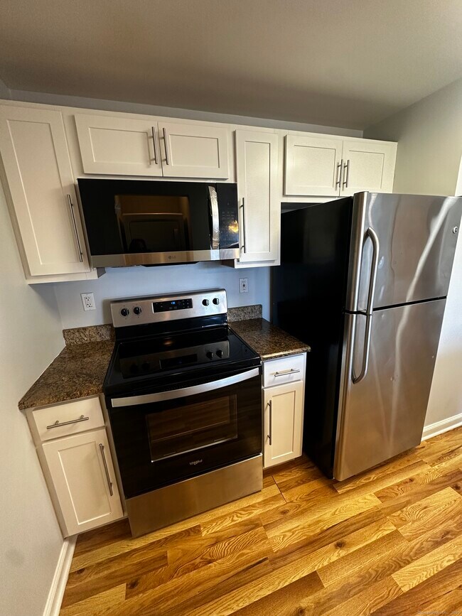 300 Broad St in Stamford, CT - Foto de edificio - Building Photo