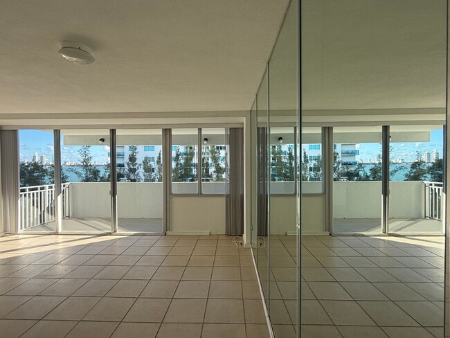 7545 E Treasure Dr, Unit 4i in North Bay Village, FL - Foto de edificio - Building Photo