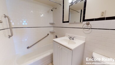 101 Monmouth St in Brookline, MA - Foto de edificio - Building Photo