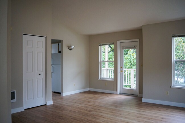 212-236-236 SW Meade St in Portland, OR - Building Photo - Building Photo