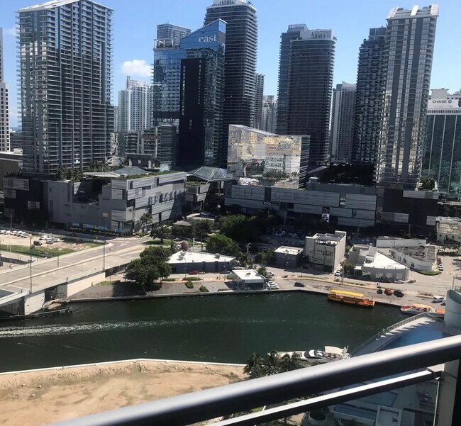 90 SW 3rd St, Unit 2403 in Miami, FL - Foto de edificio - Building Photo