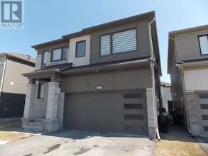 809 Derreen Ave in Ottawa, ON - Building Photo - Building Photo