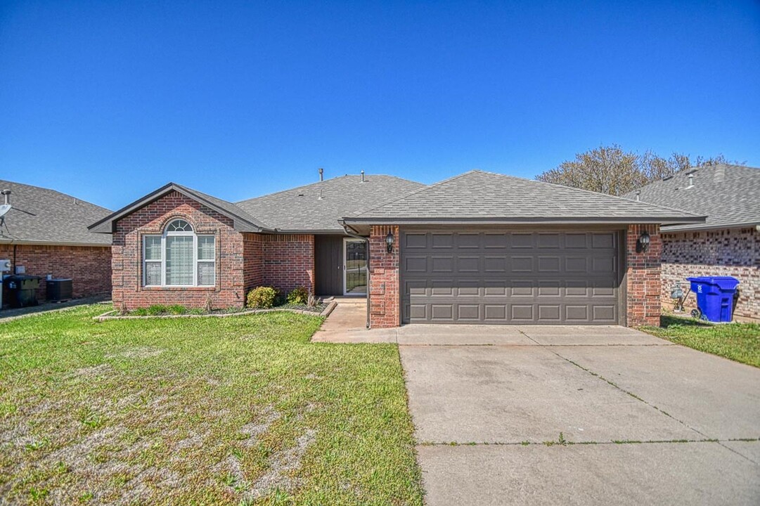 925 Eagle Cliff Dr in Norman, OK - Building Photo