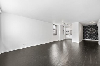 253 E Delaware Pl, Unit 10H in Chicago, IL - Foto de edificio - Building Photo