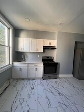 220 Bidwell Ave in Jersey City, NJ - Foto de edificio - Building Photo