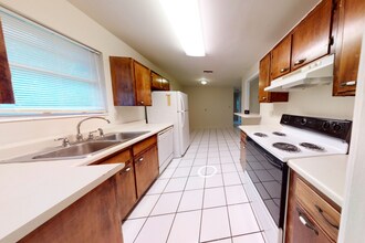 824 Essex Dr in Tallahassee, FL - Building Photo - Building Photo