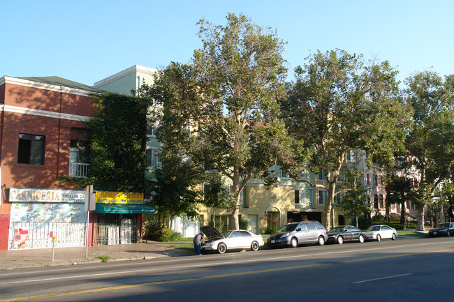 Sycamore Village in Los Angeles, CA - Foto de edificio - Building Photo