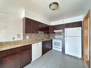 1004 S River Rd, Unit 103 in Des Plaines, IL - Building Photo - Building Photo