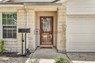 223 Sylvan St in Hutto, TX - Foto de edificio - Building Photo