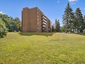 Maplewood Place in Barrie, ON - Building Photo