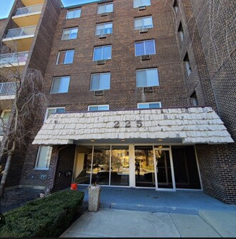 225 S Rohlwing Rd in Palatine, IL - Building Photo