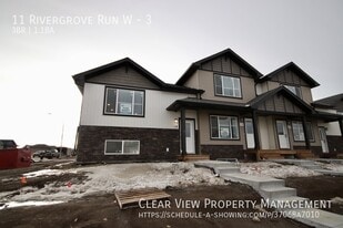 11 Rivergrove Run W in Lethbridge, AB - Building Photo