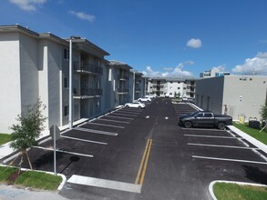 The District in Hialeah, FL - Foto de edificio - Building Photo