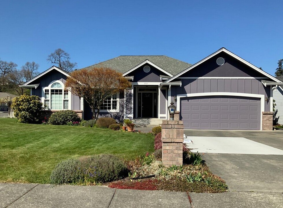 902 E Willow St in Sequim, WA - Foto de edificio