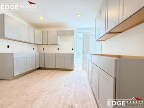 22-24 Everett Sq. Unit 1, Unit 1 in Boston, MA - Foto de edificio - Building Photo