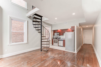 825 N Charles St in Baltimore, MD - Building Photo - Interior Photo